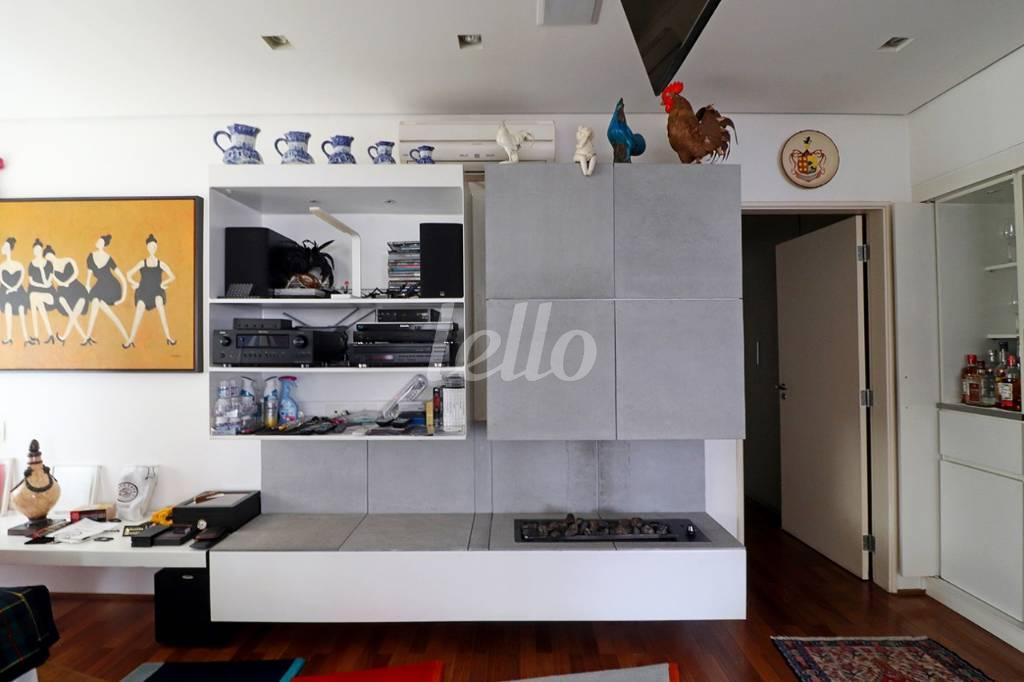 VISTA LAREIRA de Apartamento à venda, Padrão com 164 m², 2 quartos e 2 vagas em Jardins - São Paulo