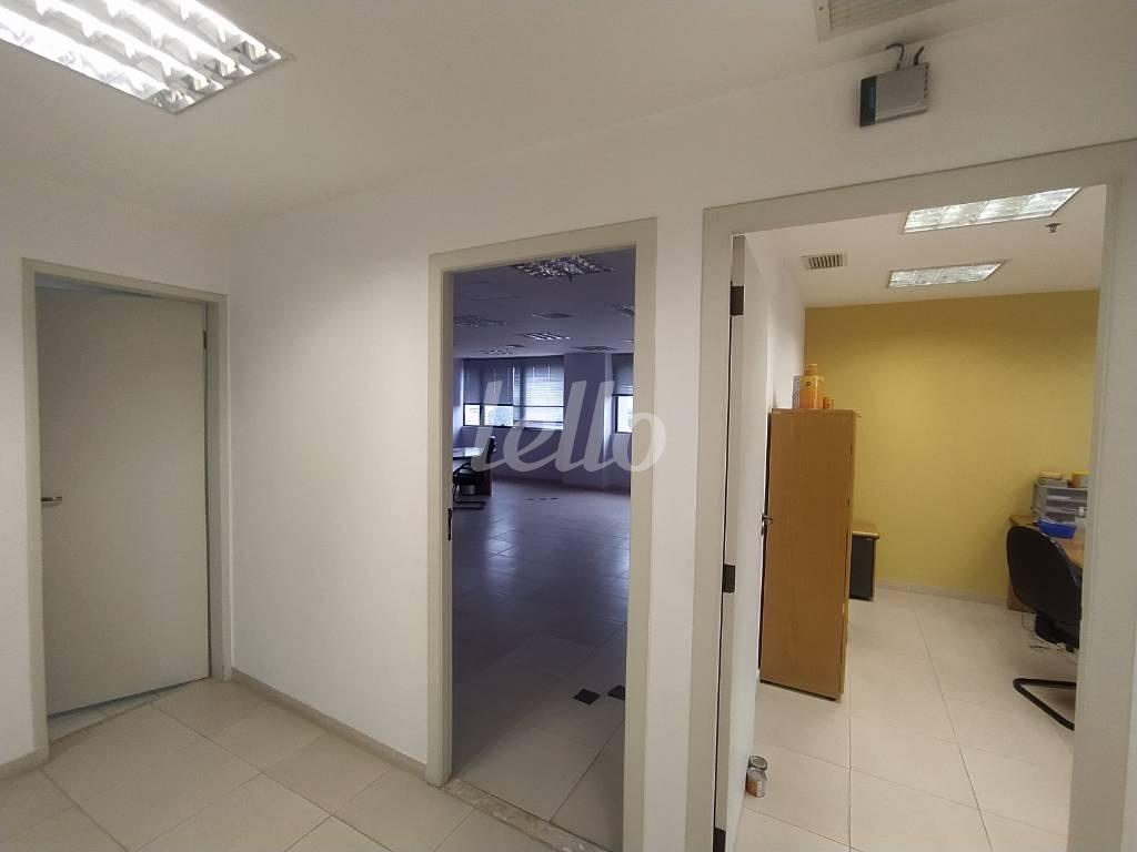 CORREDOR de Sala / Conjunto para alugar, Padrão com 242 m², e em Santo Amaro - São Paulo