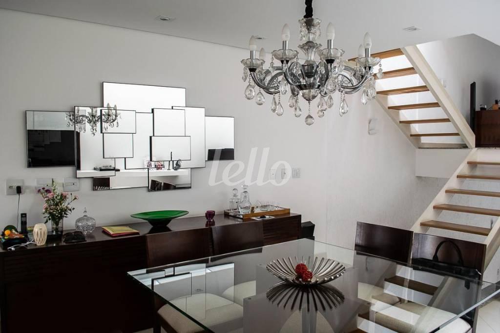 SALA ESCADA de Casa à venda, sobrado com 450 m², 3 quartos e 8 vagas em Vila Mariza Mazzei - São Paulo
