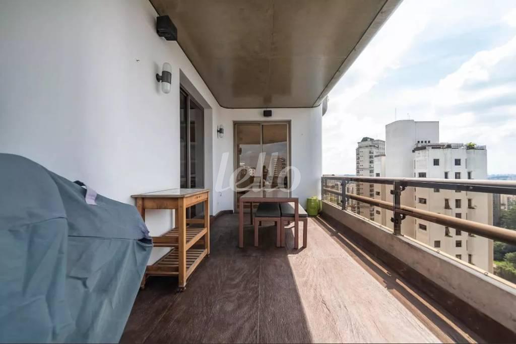 VARANDA GOURMET de Apartamento para alugar, Padrão com 450 m², 4 quartos e 4 vagas em Vila Suzana - São Paulo