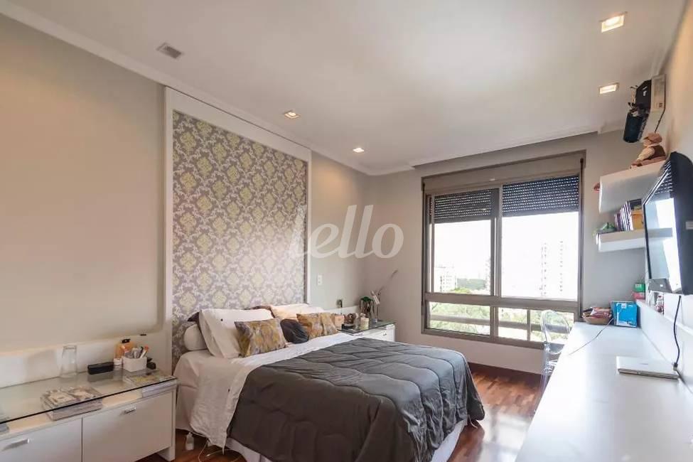 SUITE 3 de Apartamento para alugar, Padrão com 450 m², 4 quartos e 4 vagas em Vila Suzana - São Paulo