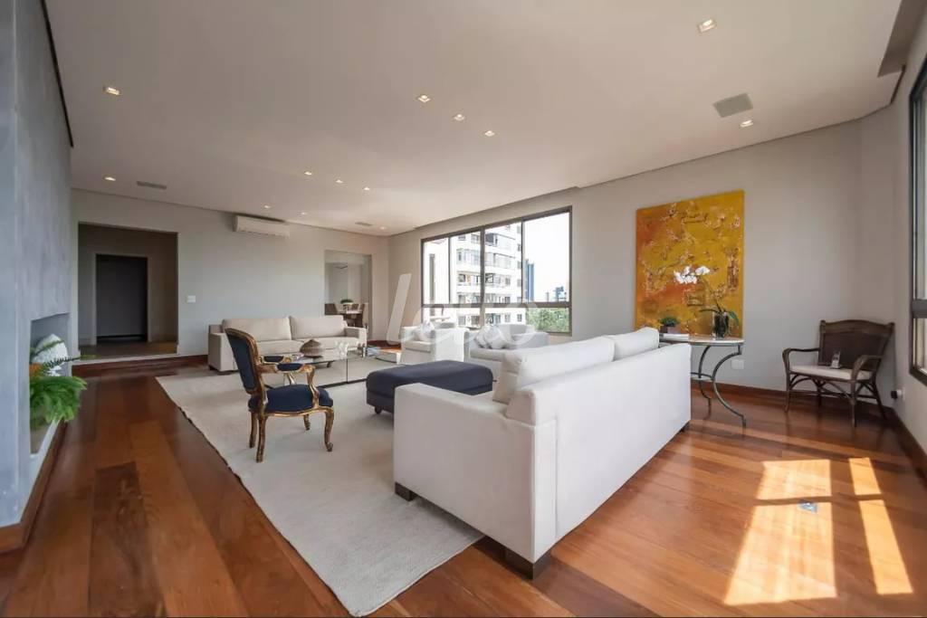 SALA de Apartamento para alugar, Padrão com 450 m², 4 quartos e 4 vagas em Vila Suzana - São Paulo