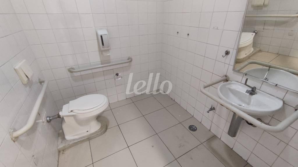 WC ACESSÍVEL de Salão para alugar, Padrão com 672 m², e 15 vagas em Vila Guilherme - São Paulo