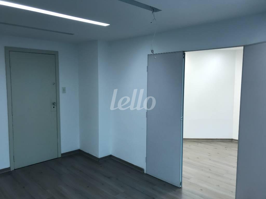 SALA 01 de Sala / Conjunto para alugar, Padrão com 120 m², e em Centro - São Paulo