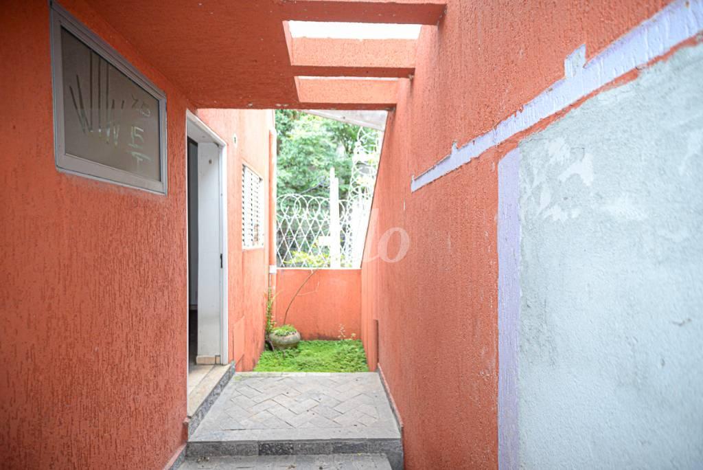 FUNDOS de Casa à venda, sobrado com 300 m², 6 quartos e 5 vagas em Vila Tramontano - São Paulo