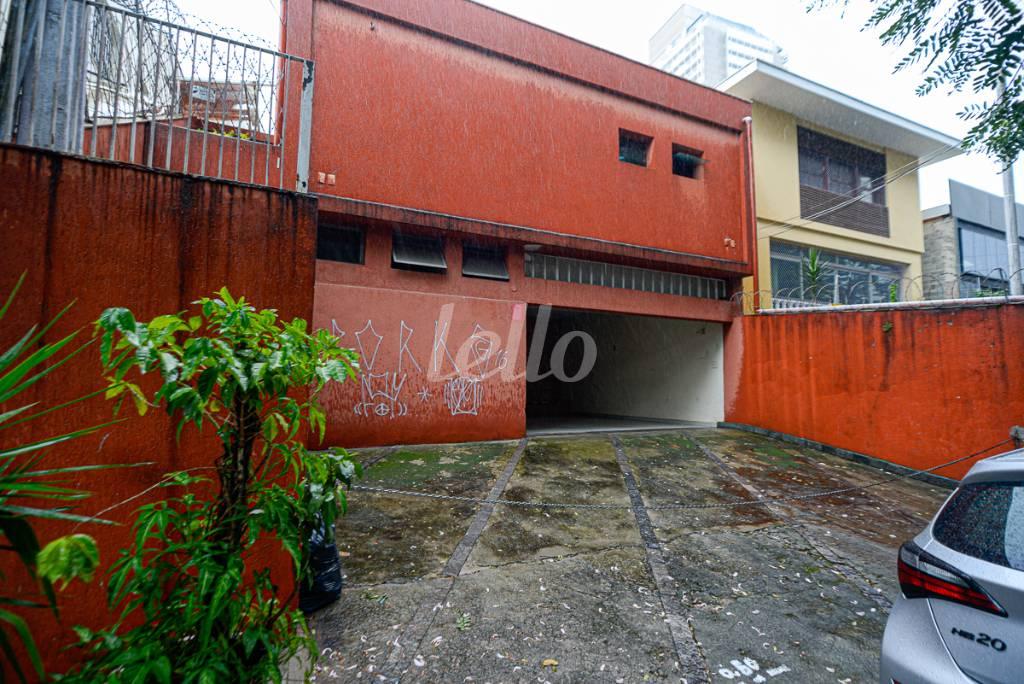 FACHADA de Casa à venda, sobrado com 300 m², 6 quartos e 5 vagas em Vila Tramontano - São Paulo