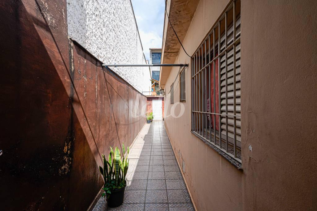 CORREDOR LATERAL de Casa à venda, sobrado com 340 m², 3 quartos e 5 vagas em Vila Guarani - São Paulo