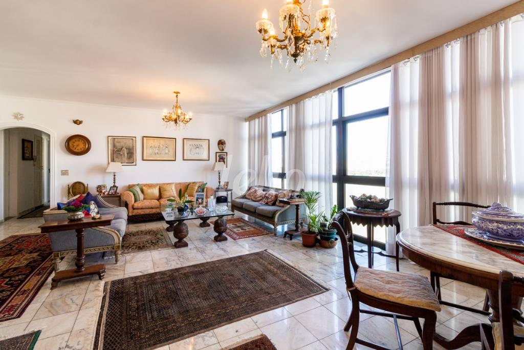 SALA de Apartamento para alugar, Padrão com 190 m², e 1 vaga em Pinheiros - São Paulo