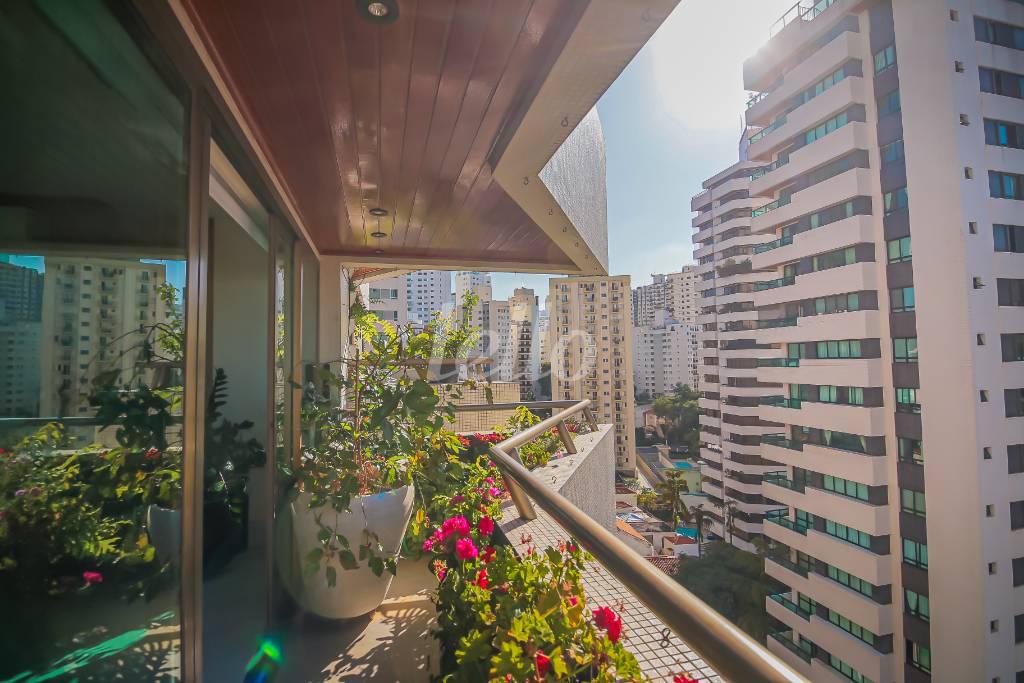 VARANDA de Apartamento à venda, Padrão com 163 m², 3 quartos e 3 vagas em Aclimação - São Paulo