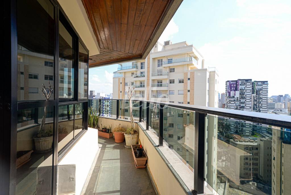 VARANDA de Apartamento à venda, Padrão com 220 m², 3 quartos e 3 vagas em Vila Uberabinha - São Paulo