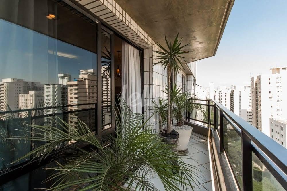 VARANDA LIVING de Apartamento à venda, cobertura - Padrão com 274 m², 5 quartos e 3 vagas em Brooklin Paulista - São Paulo