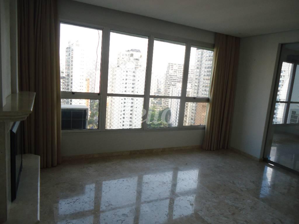 SALA de Apartamento à venda, Padrão com 220 m², 3 quartos e 3 vagas em Vila Nova Conceição - São Paulo