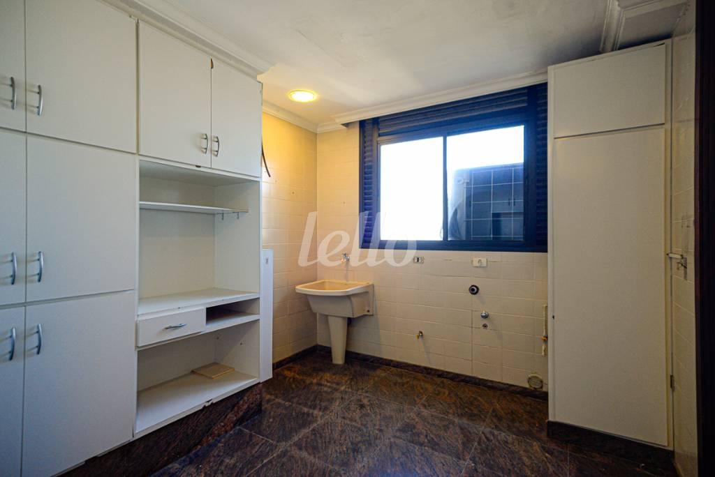 ÁREA DE SERVIÇO de Apartamento à venda, Padrão com 335 m², 4 quartos e 4 vagas em Vila Analia Franco - São Paulo