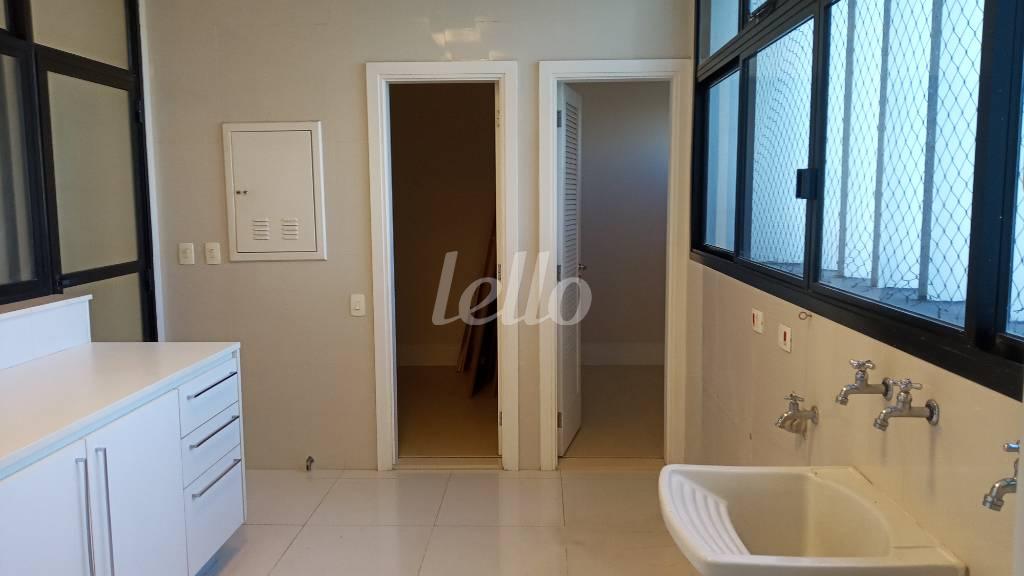 ÁREA DE SERVIÇO de Apartamento para alugar, Padrão com 329 m², 4 quartos e 3 vagas em Santo Amaro - São Paulo