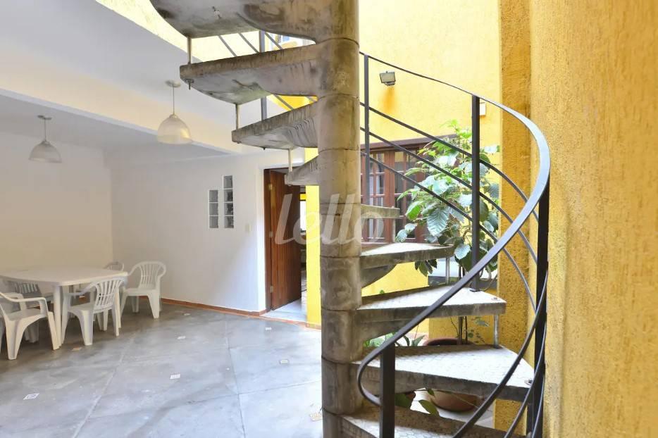 QUINTAL de Casa à venda, de vila - sobrado com 120 m², 3 quartos e 1 vaga em Pinheiros - São Paulo