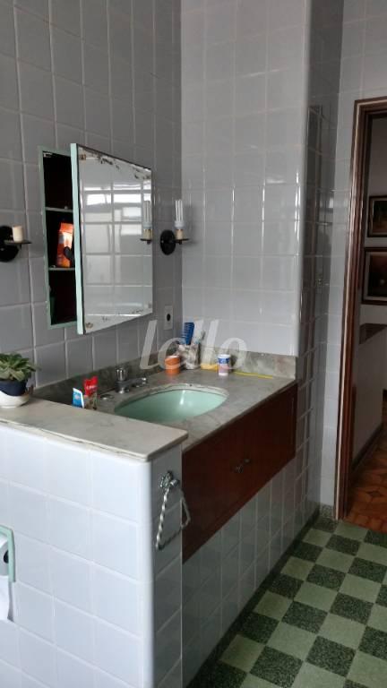 BANHEIRO SOCIAL de Casa à venda, sobrado com 380 m², 3 quartos e 4 vagas em Água Branca - São Paulo