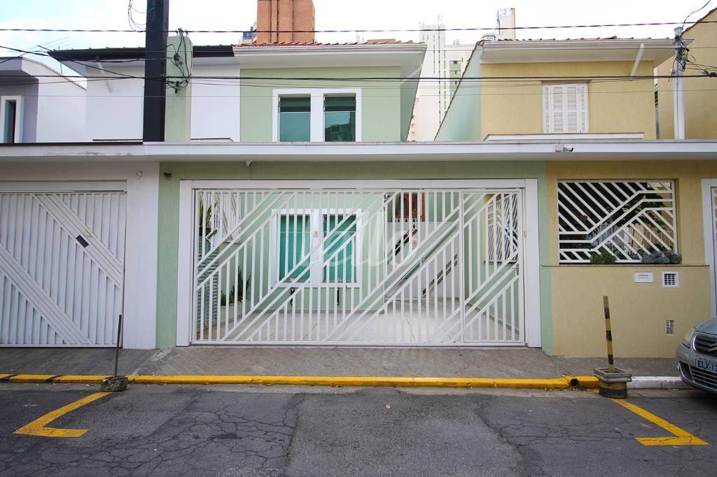 FACHADA de Casa para alugar, sobrado com 120 m², e 2 vagas em Vila Nova Conceição - São Paulo