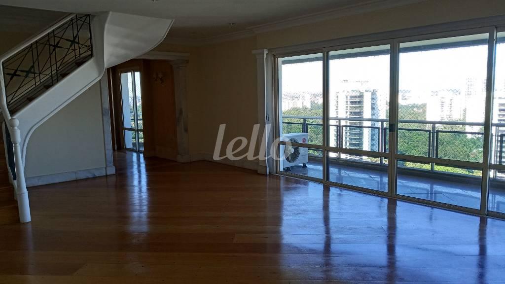 LIVING de Apartamento à venda, Duplex com 609 m², 5 quartos e 4 vagas em Santo Amaro - São Paulo