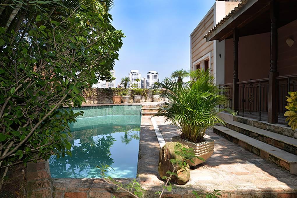 PISCINA COM DECK de Casa à venda, assobradada com 751 m², 5 quartos e 7 vagas em Jardim Panorama - São Paulo