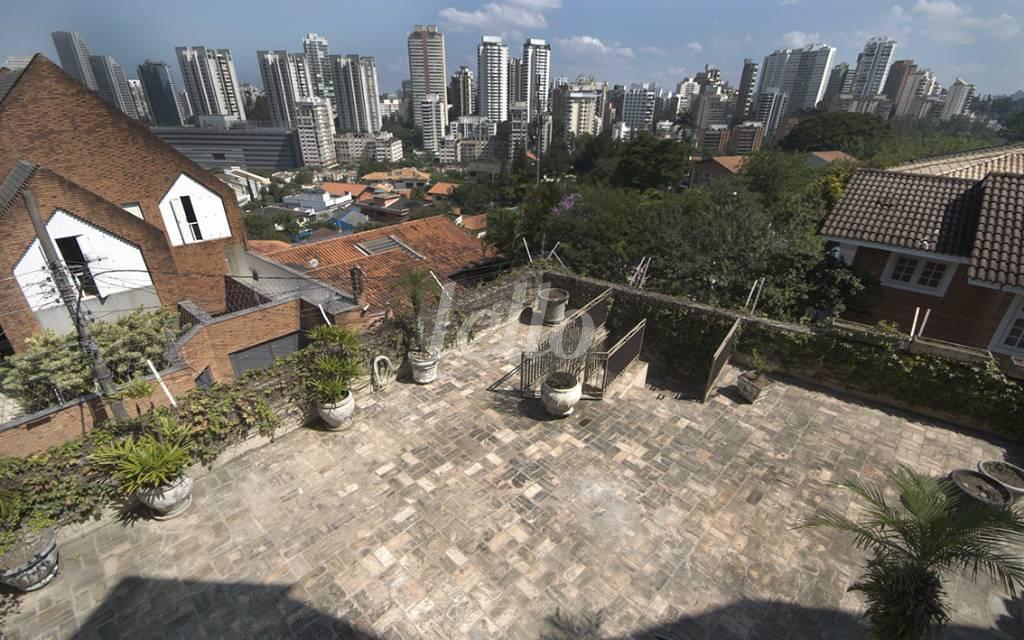 PÁTIO DA CASA de Casa à venda, assobradada com 751 m², 5 quartos e 7 vagas em Jardim Panorama - São Paulo