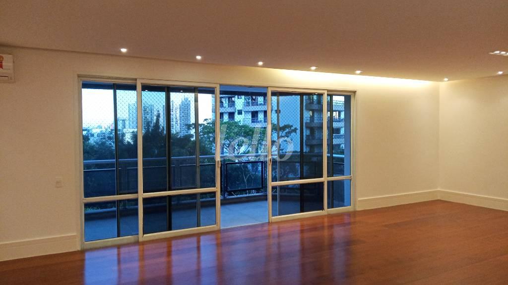 SALA E VARANDA de Apartamento para alugar, Padrão com 337 m², 4 quartos e 3 vagas em Santo Amaro - São Paulo