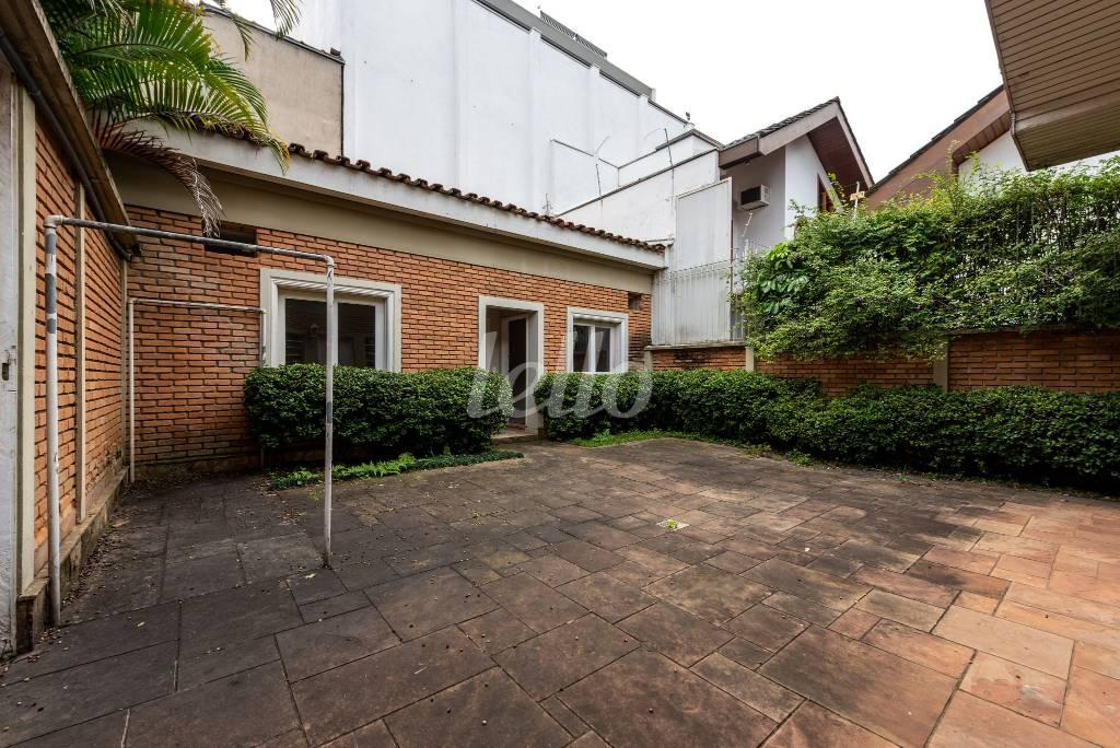 FUNDOS de Casa à venda, térrea com 400 m², 4 quartos e 3 vagas em Vila Madalena - São Paulo