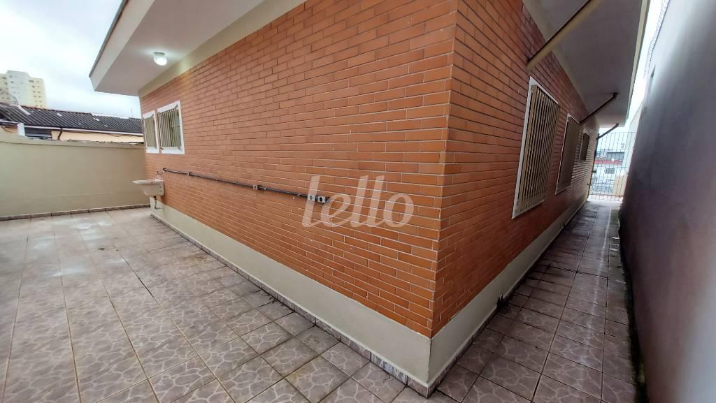 CORREDOR LATERAL de Casa para alugar, térrea com 100 m², 3 quartos e 8 vagas em Tucuruvi - São Paulo