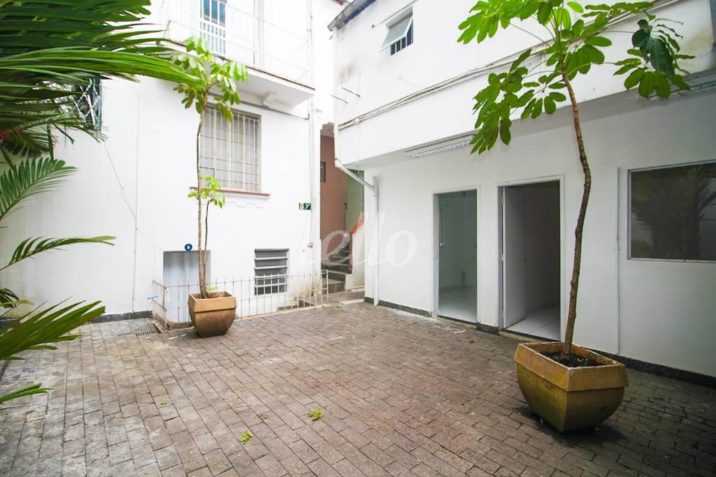 FUNDOS DO PRÉDIO FRENTE de Casa para alugar, sobrado com 700 m², e 3 vagas em Vila Clementino - São Paulo