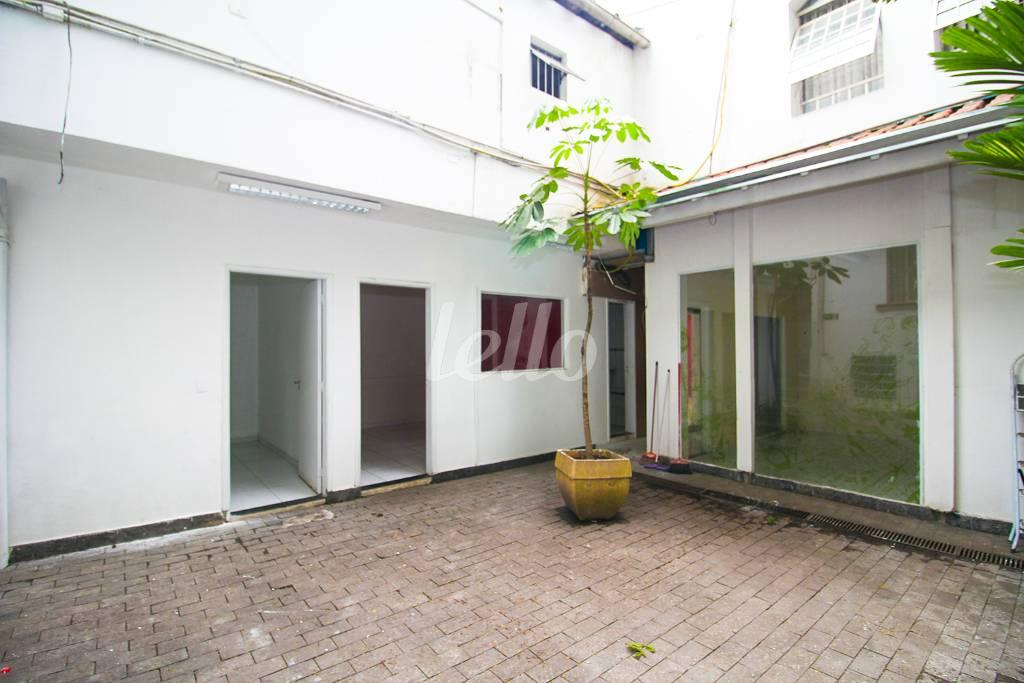 FUNDOS DO PRÉDIO FRENTE de Casa para alugar, sobrado com 700 m², e 3 vagas em Vila Clementino - São Paulo