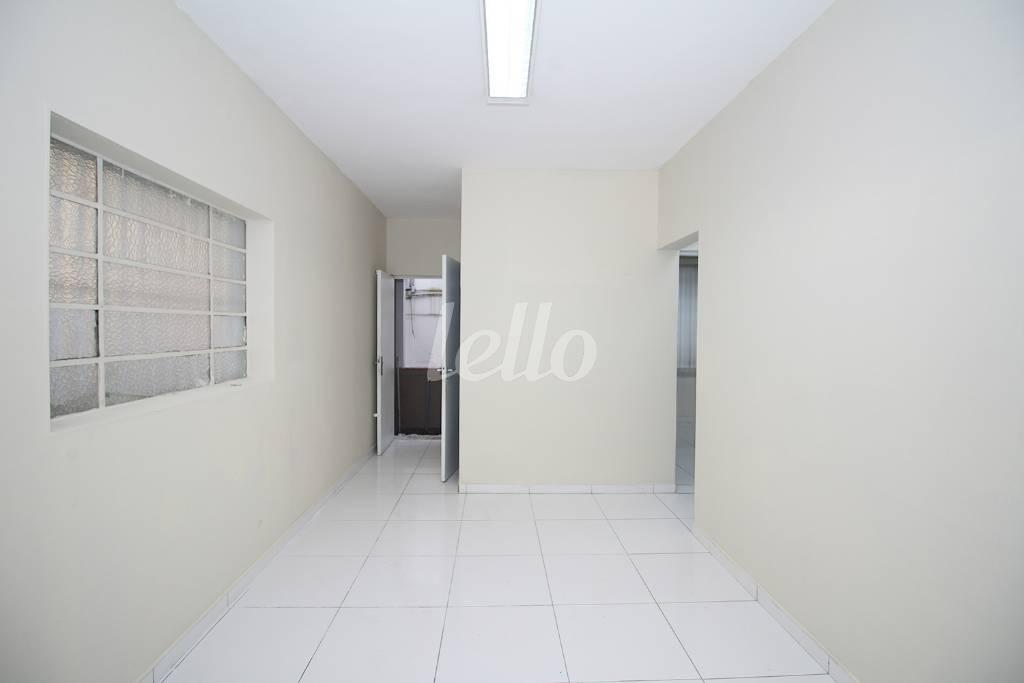 HALL TÉRREO PRÉDIO DA FRENTE de Casa para alugar, sobrado com 700 m², e 3 vagas em Vila Clementino - São Paulo
