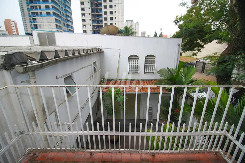 SACADA DA SALA 12 PRÉDIO DA FRENTE de Casa para alugar, sobrado com 700 m², e 3 vagas em Vila Clementino - São Paulo