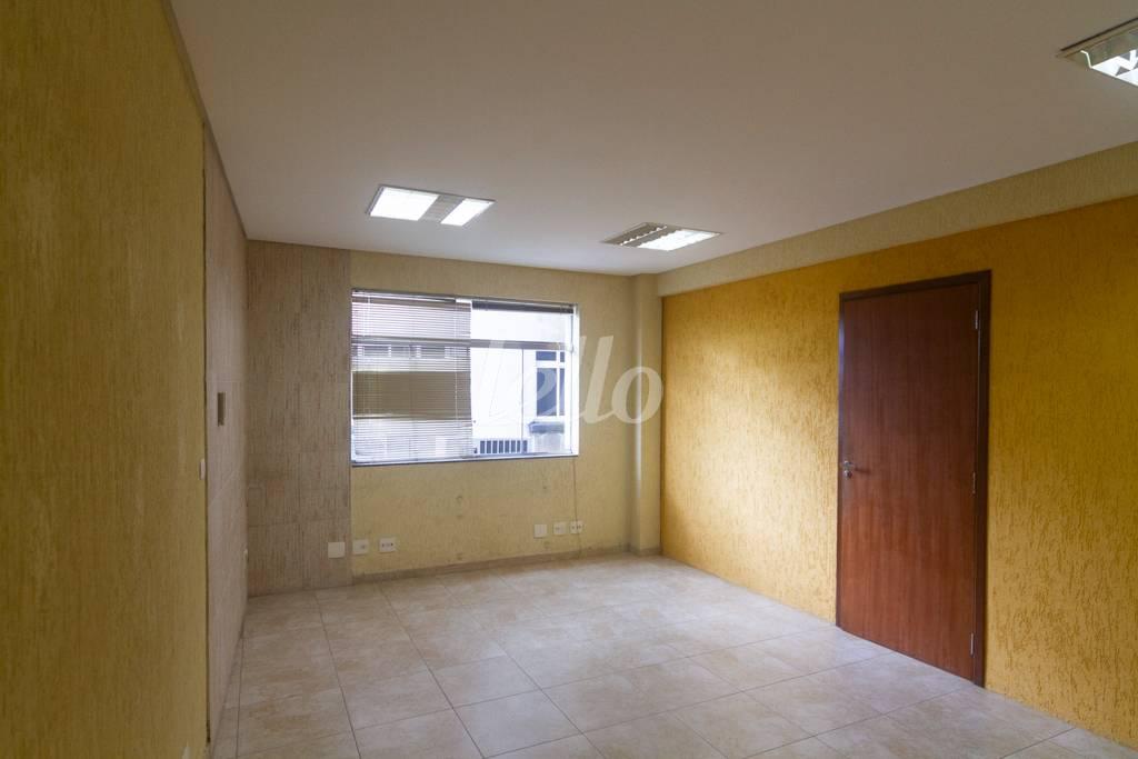 SALA 3 de Sala / Conjunto para alugar, Padrão com 67 m², e em República - São Paulo