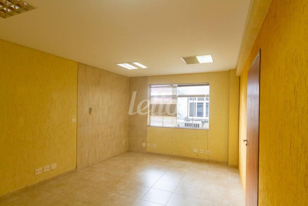 SALA 3 de Sala / Conjunto para alugar, Padrão com 67 m², e em República - São Paulo