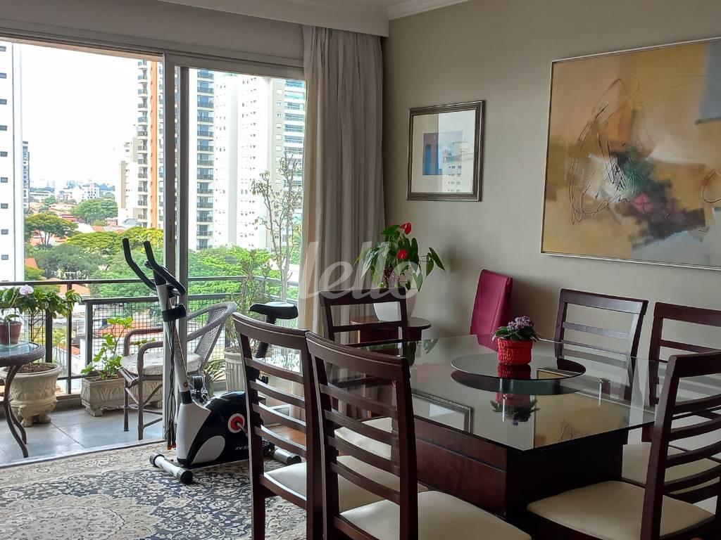 SALA E VARANDA de Apartamento à venda, Padrão com 142 m², 3 quartos e 2 vagas em Vila Congonhas - São Paulo