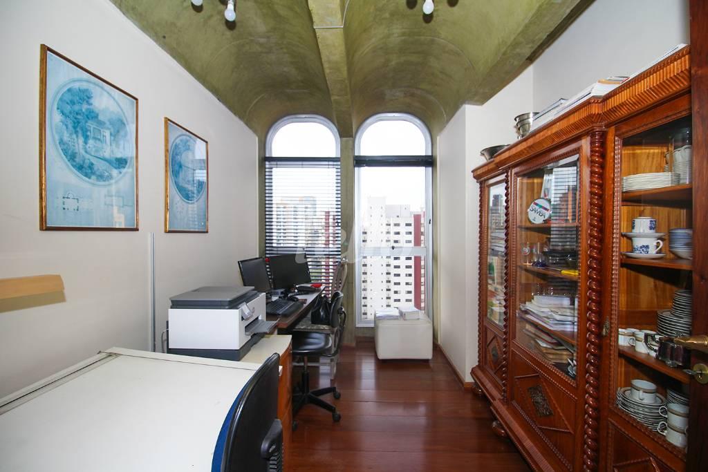 ESCRITÓRIO de Apartamento à venda, Padrão com 332 m², 4 quartos e 4 vagas em Vila Cordeiro - São Paulo