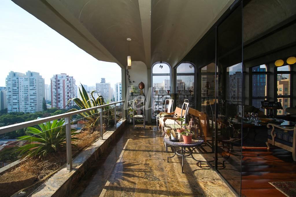 SACADA de Apartamento à venda, Padrão com 332 m², 4 quartos e 4 vagas em Vila Cordeiro - São Paulo