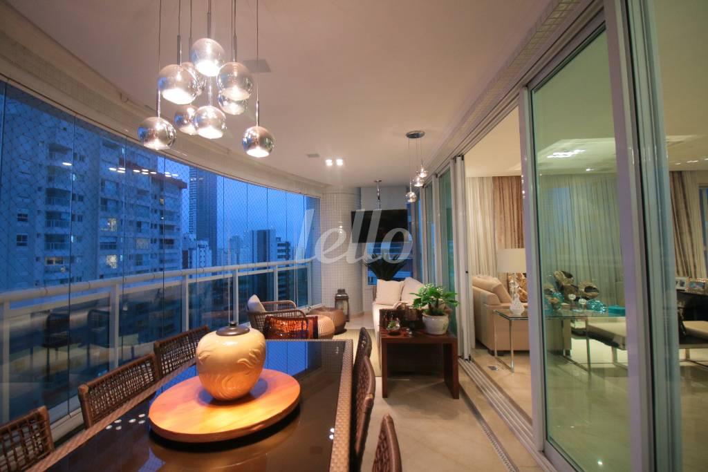VARANDA GOURMET de Apartamento à venda, Padrão com 265 m², 4 quartos e 5 vagas em Vila Regente Feijó - São Paulo