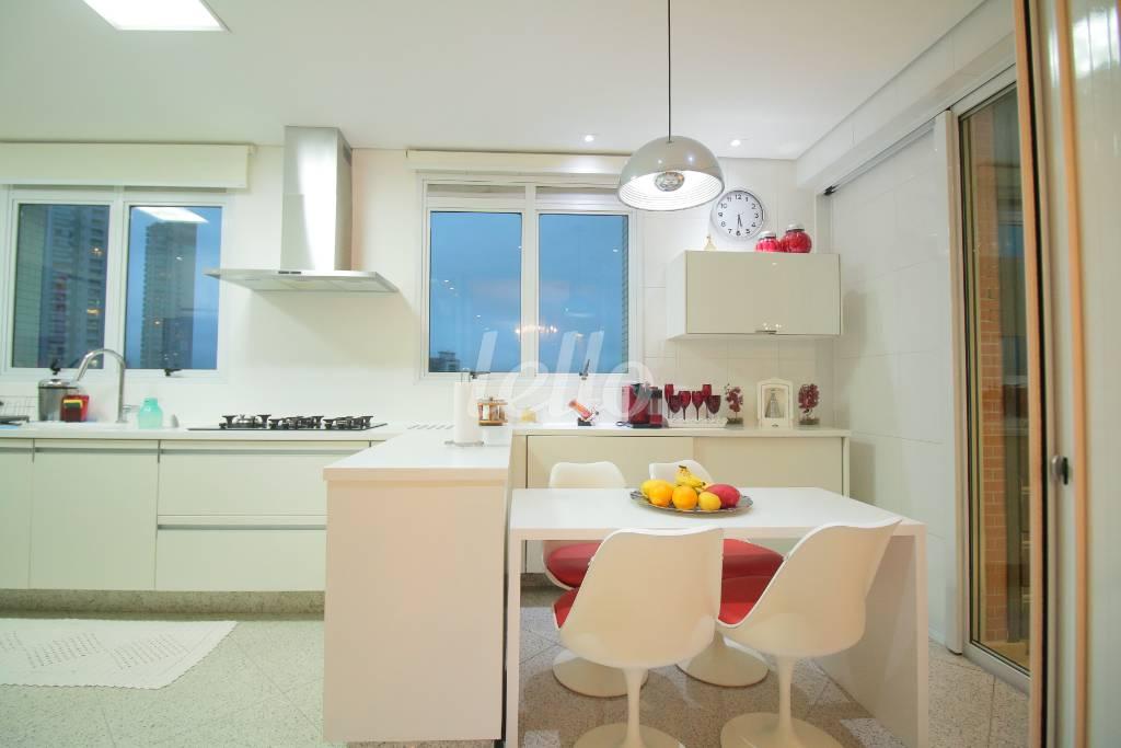 COZINHA de Apartamento à venda, Padrão com 265 m², 4 quartos e 5 vagas em Vila Regente Feijó - São Paulo