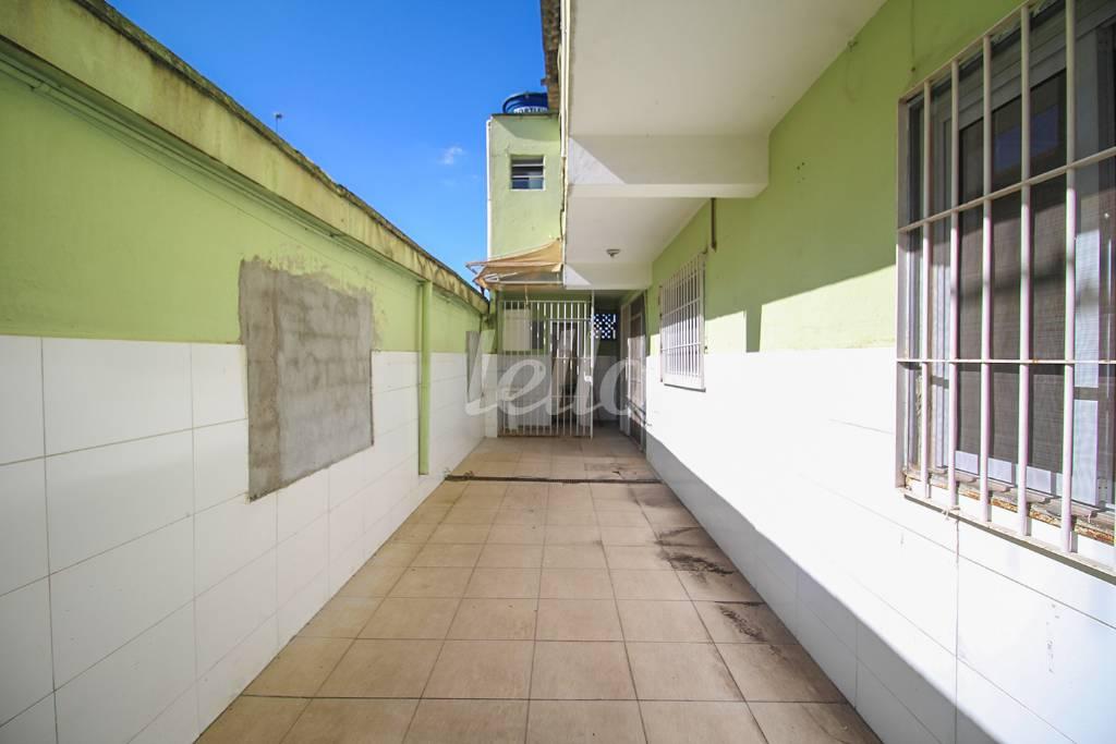 CORREDOR LATERAL de Casa para alugar, sobrado com 255 m², e 2 vagas em Vila Guarani - São Paulo