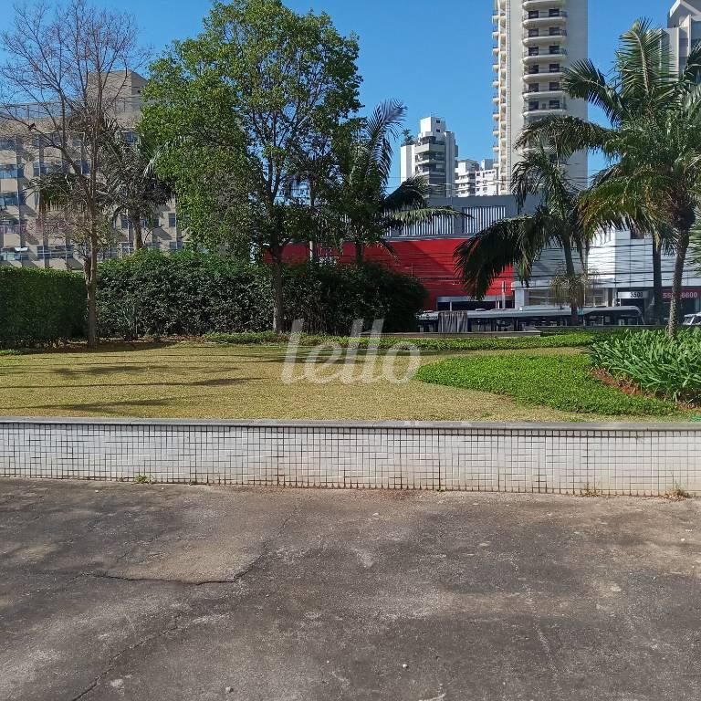 ÁREA EXTERNA de Loja para alugar, Padrão com 150 m², e 1 vaga em Santo Amaro - São Paulo