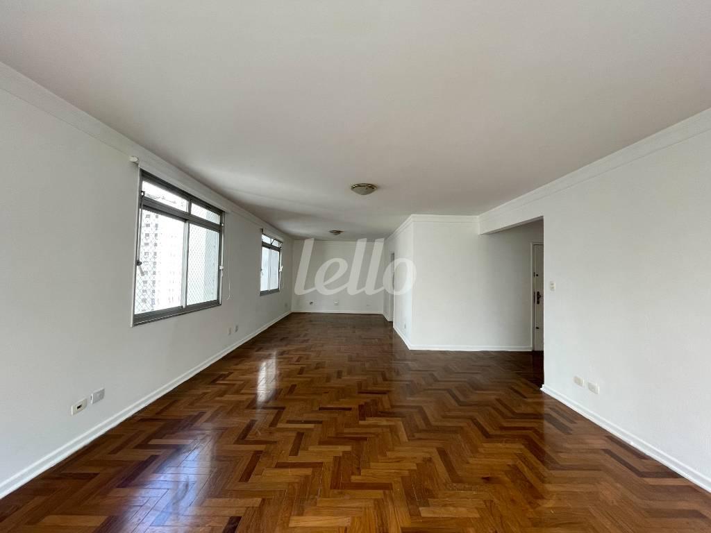 SALA DOIS AMBIENTES de Apartamento à venda, Padrão com 167 m², 3 quartos e 1 vaga em Jardim Paulista - São Paulo