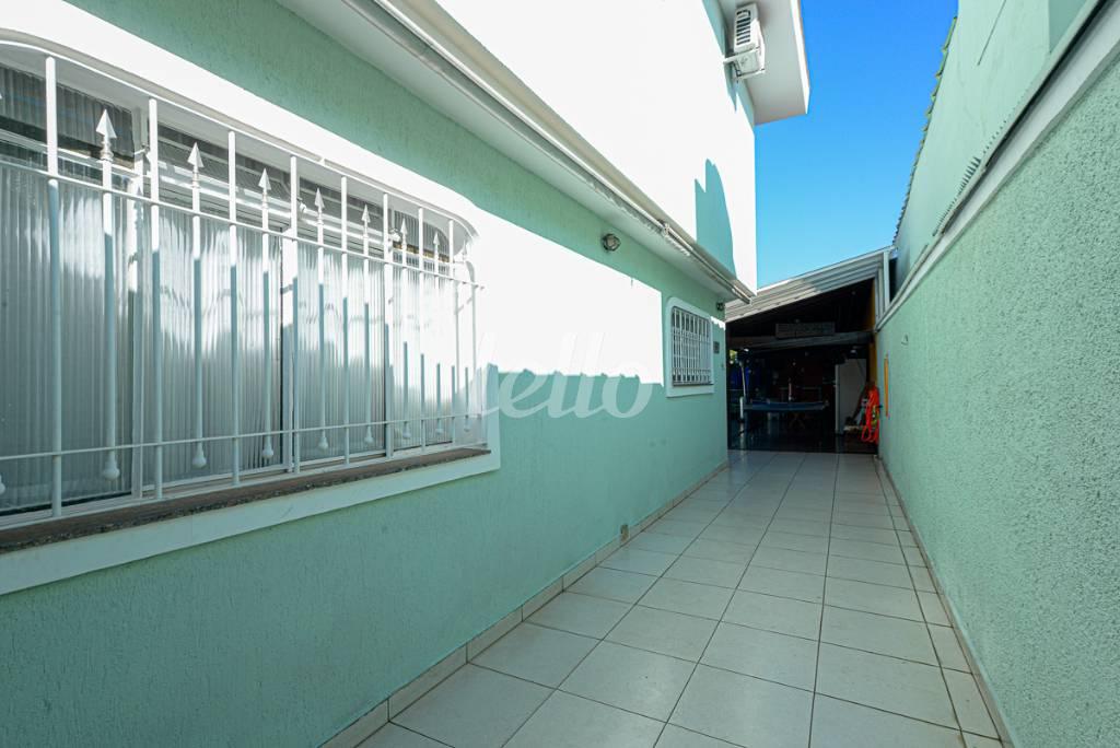 CORREDOR EXTERNO de Casa à venda, sobrado com 330 m², 5 quartos e 7 vagas em Jardim do Colégio - São Paulo