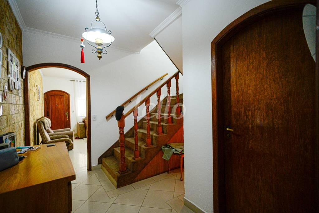 HALL DA ESCADA de Casa à venda, sobrado com 353 m², 4 quartos e 2 vagas em Vila Bertioga - São Paulo