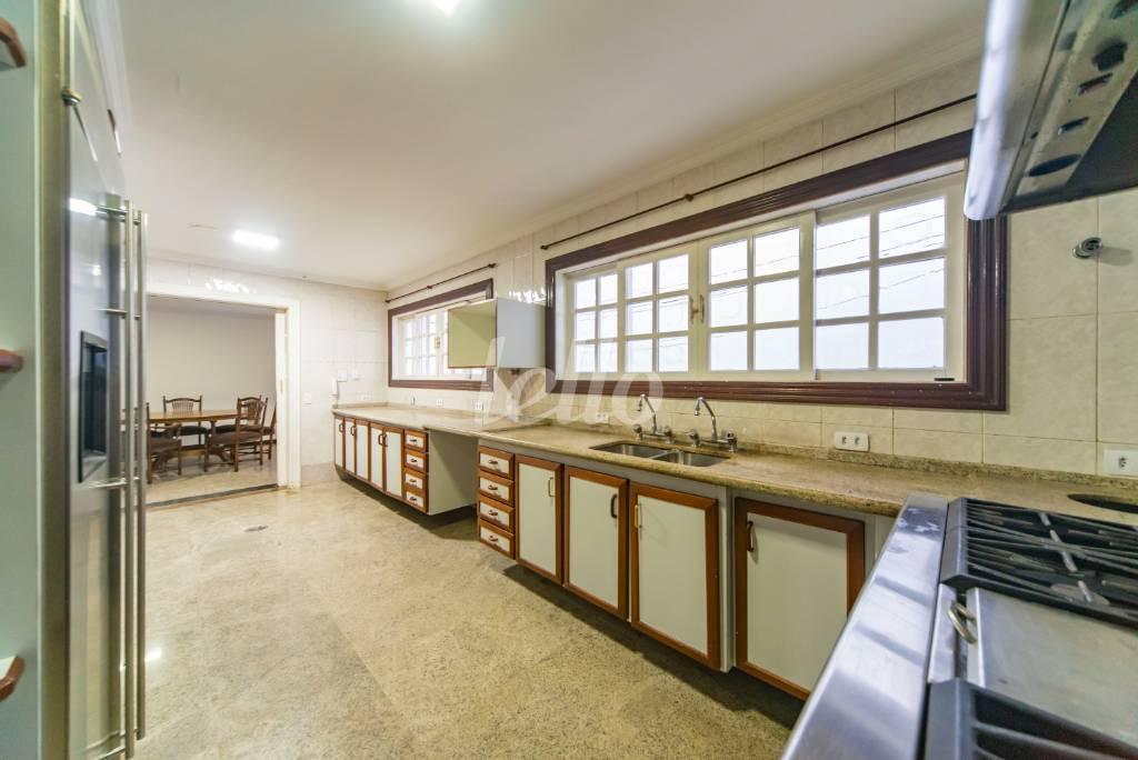COZINHA de Casa à venda, sobrado com 754 m², 5 quartos e 7 vagas em Jardim São Caetano - São Caetano do Sul