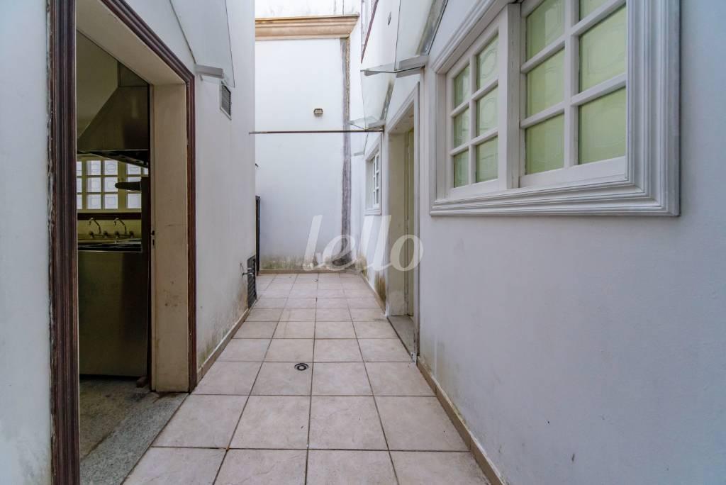 QUINTAL DE SERVIÇO de Casa à venda, sobrado com 754 m², 5 quartos e 7 vagas em Jardim São Caetano - São Caetano do Sul