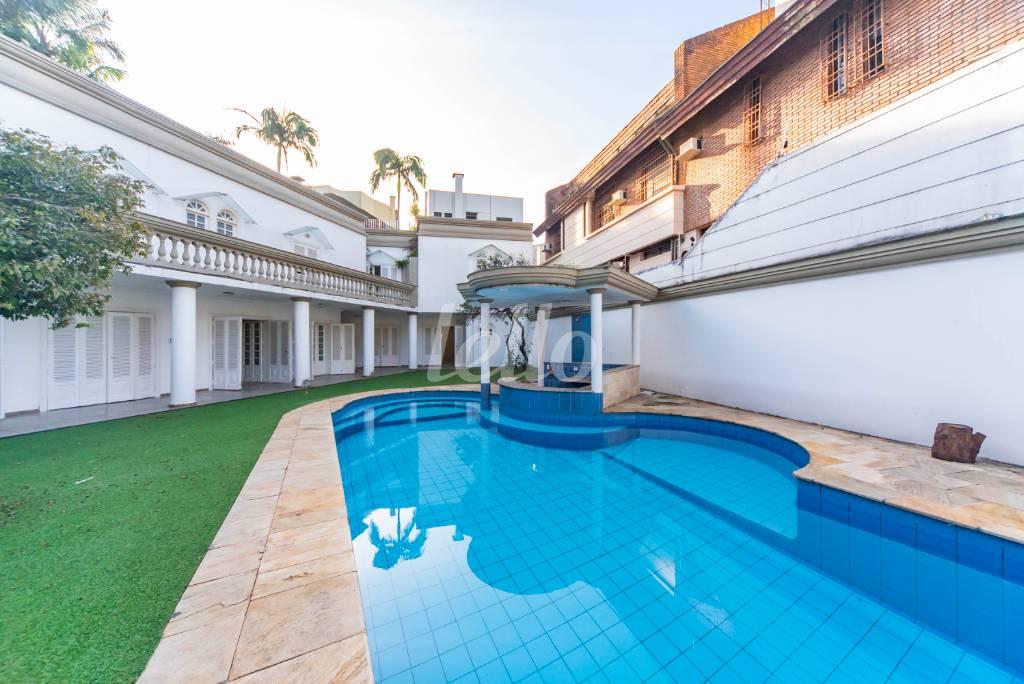 JARDIM E PISCINA de Casa à venda, sobrado com 754 m², 5 quartos e 7 vagas em Jardim São Caetano - São Caetano do Sul