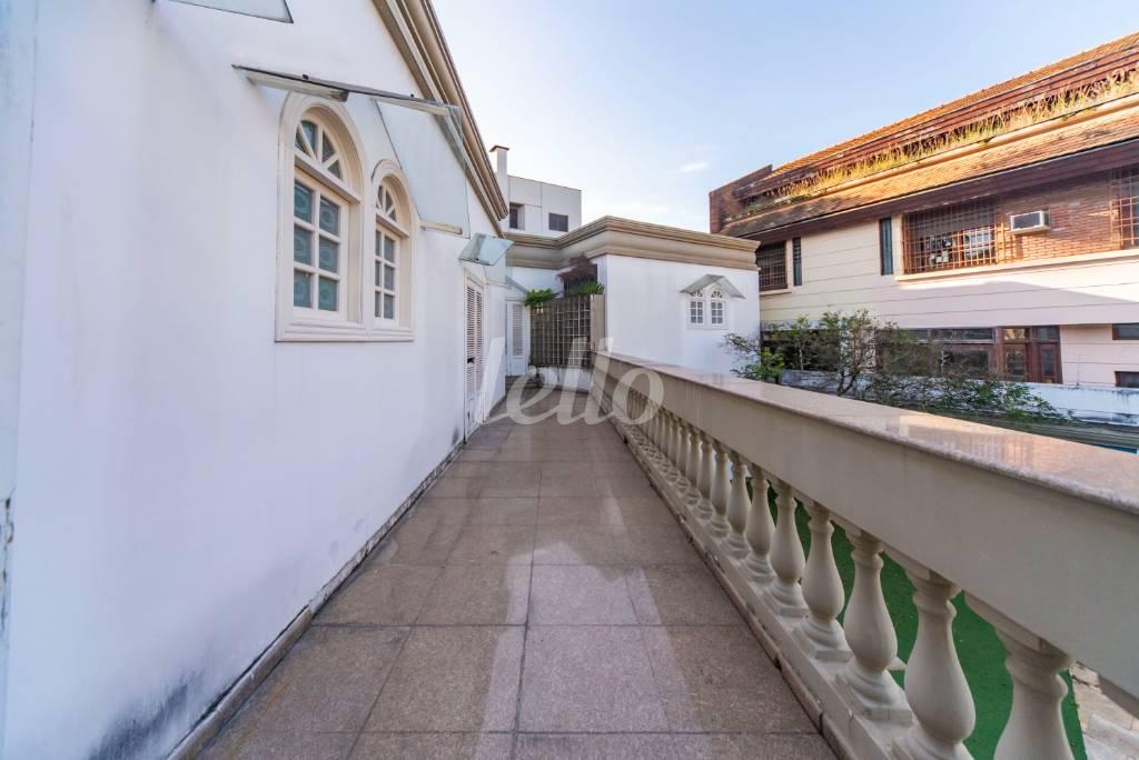 VARANDA DOS QUARTOS de Casa à venda, sobrado com 754 m², 5 quartos e 7 vagas em Jardim São Caetano - São Caetano do Sul