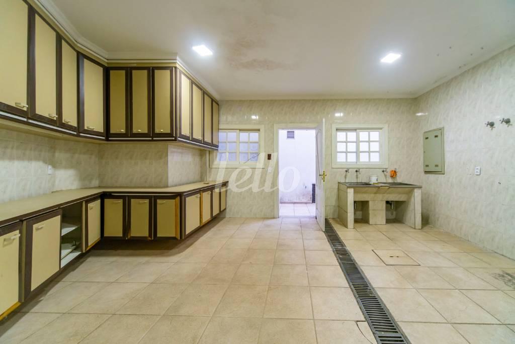 ÁREA DE SERVIÇO de Casa à venda, sobrado com 754 m², 5 quartos e 7 vagas em Jardim São Caetano - São Caetano do Sul