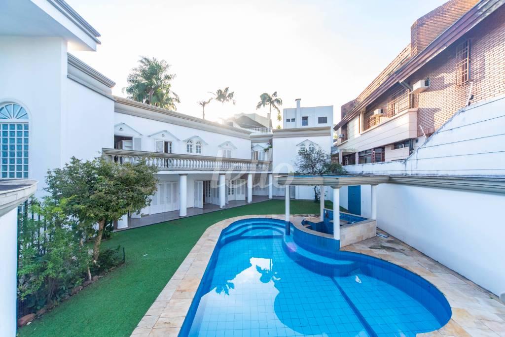 JARDIM E PISCINA de Casa à venda, sobrado com 754 m², 5 quartos e 7 vagas em Jardim São Caetano - São Caetano do Sul