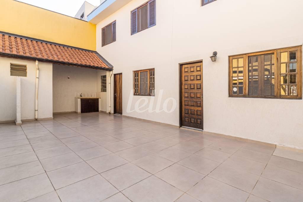 QUINTAL de Casa para alugar, térrea com 459 m², 5 quartos e 2 vagas em Vila Granada - São Paulo